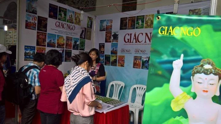 Gian hàng tiếp thị báo Giác Ngộ đến độc giả tại một lễ hội văn hóa